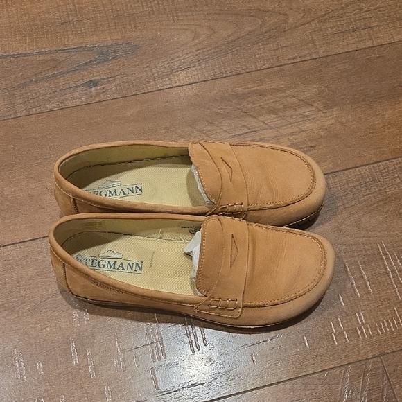 Stegmann Women's Tan Loafers - Picture 5 of 11